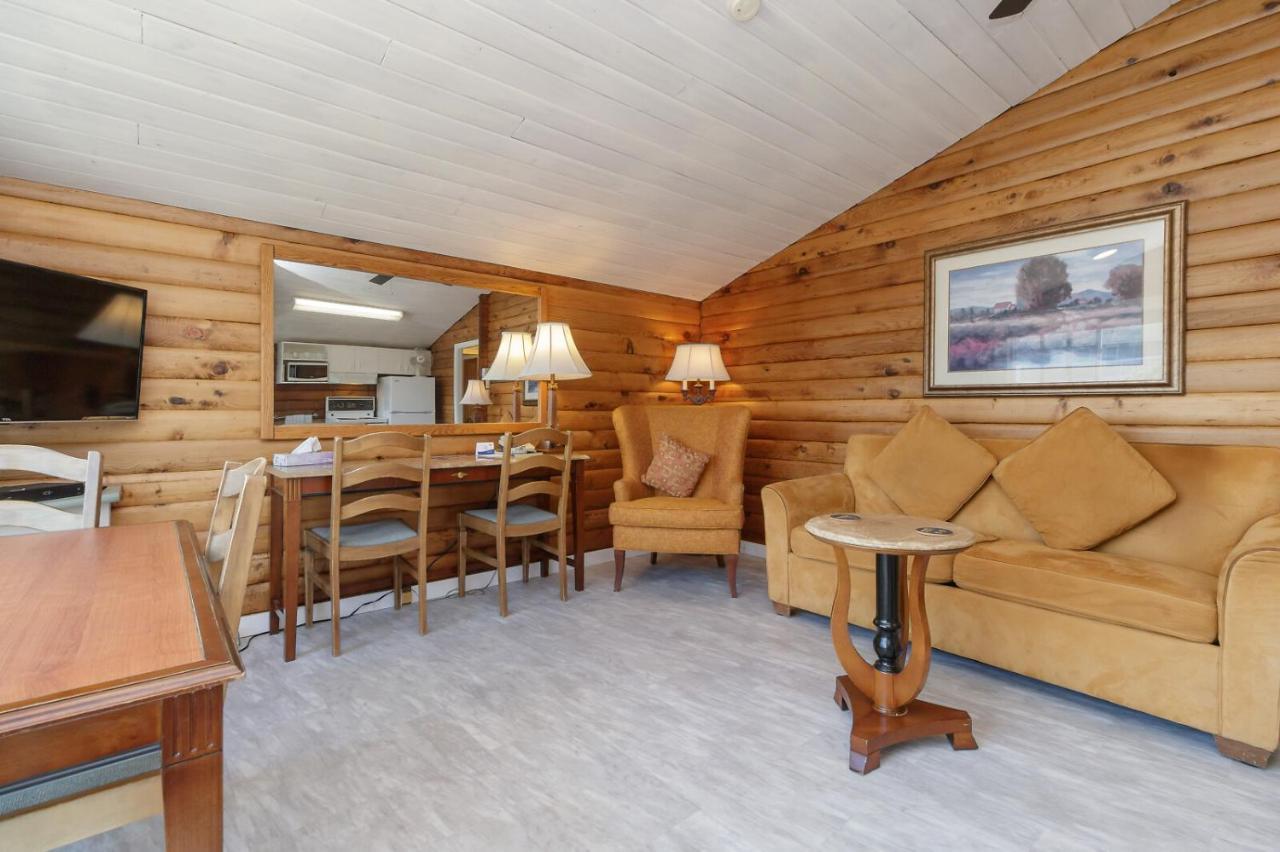 The Cedarwood Inn & Suites Sidney Exteriör bild