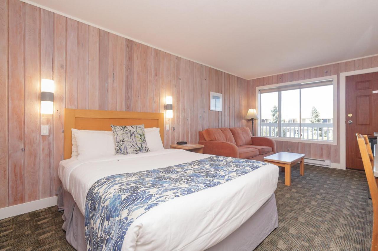 The Cedarwood Inn & Suites Sidney Exteriör bild