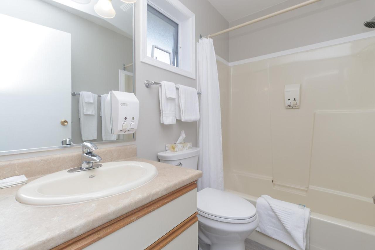The Cedarwood Inn & Suites Sidney Exteriör bild