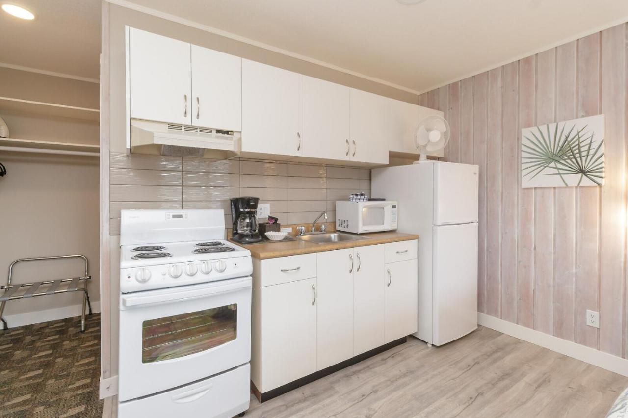 The Cedarwood Inn & Suites Sidney Exteriör bild