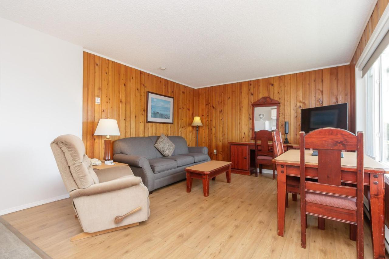 The Cedarwood Inn & Suites Sidney Exteriör bild