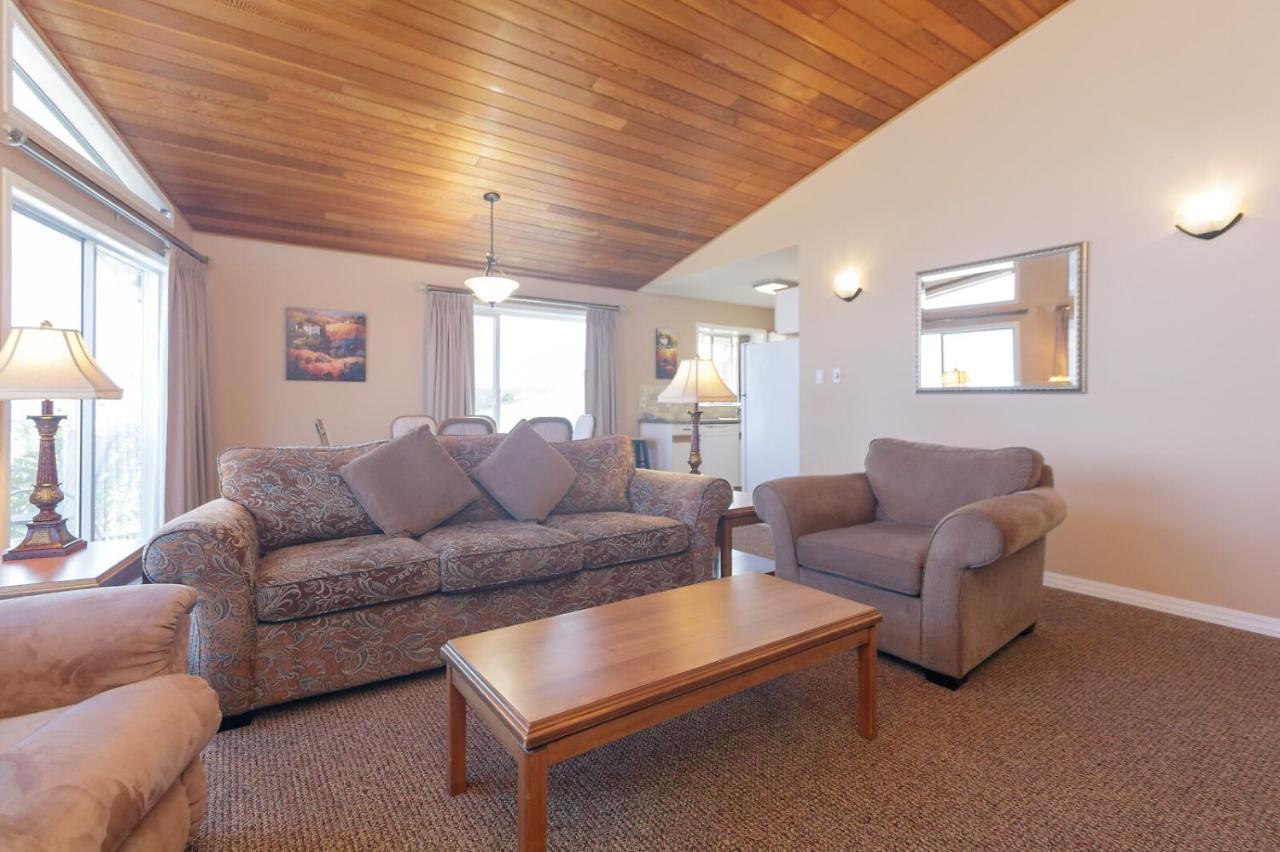 The Cedarwood Inn & Suites Sidney Exteriör bild