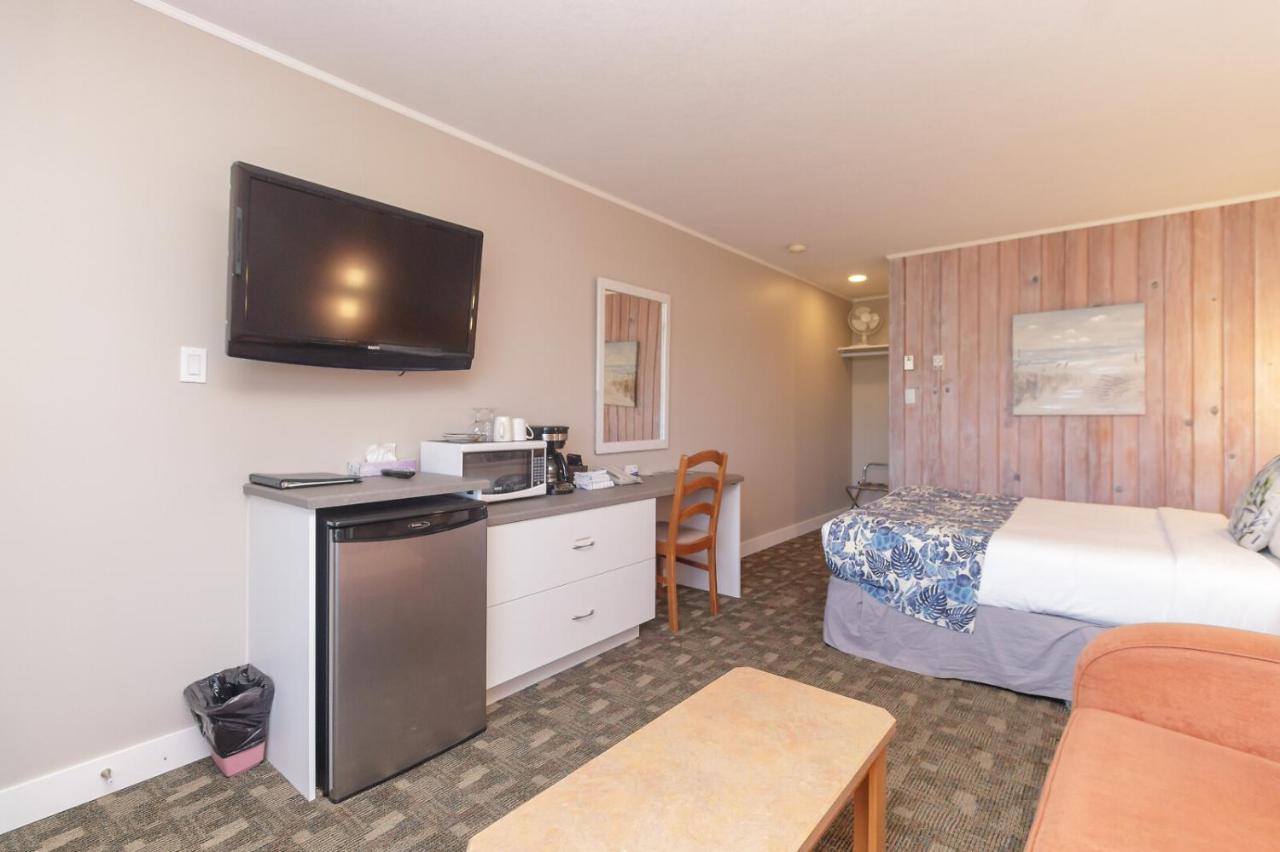 The Cedarwood Inn & Suites Sidney Exteriör bild