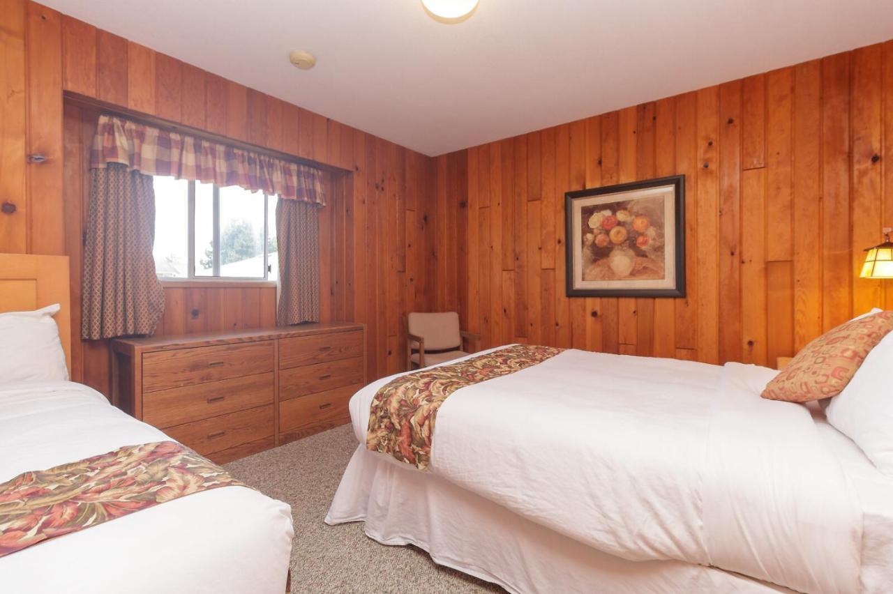 The Cedarwood Inn & Suites Sidney Exteriör bild