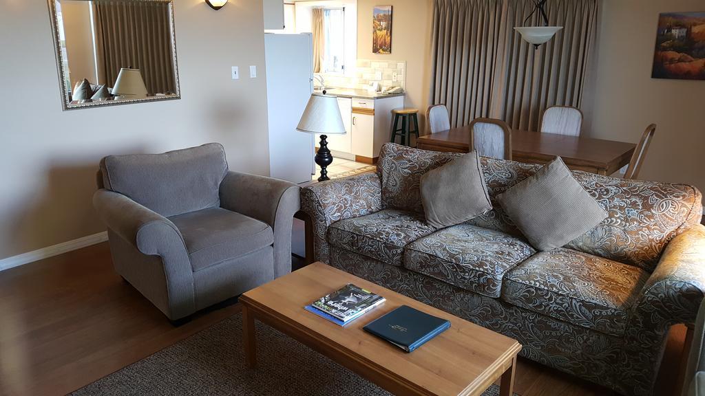 The Cedarwood Inn & Suites Sidney Exteriör bild