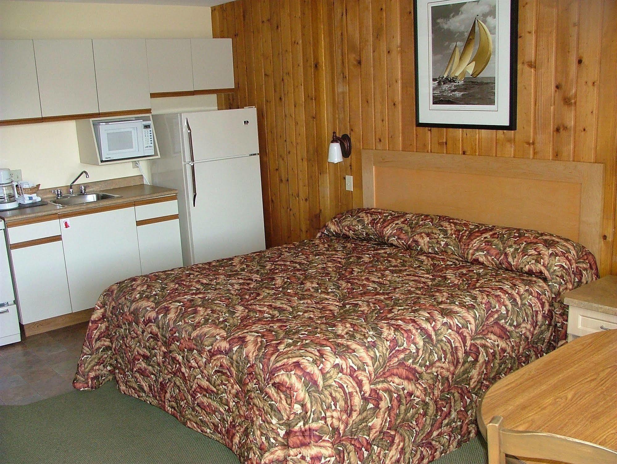 The Cedarwood Inn & Suites Sidney Exteriör bild