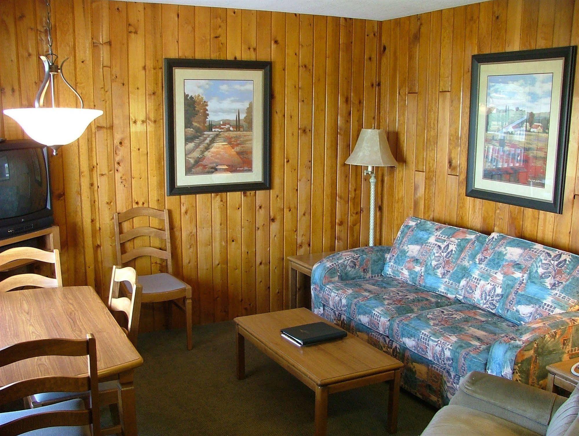 The Cedarwood Inn & Suites Sidney Exteriör bild