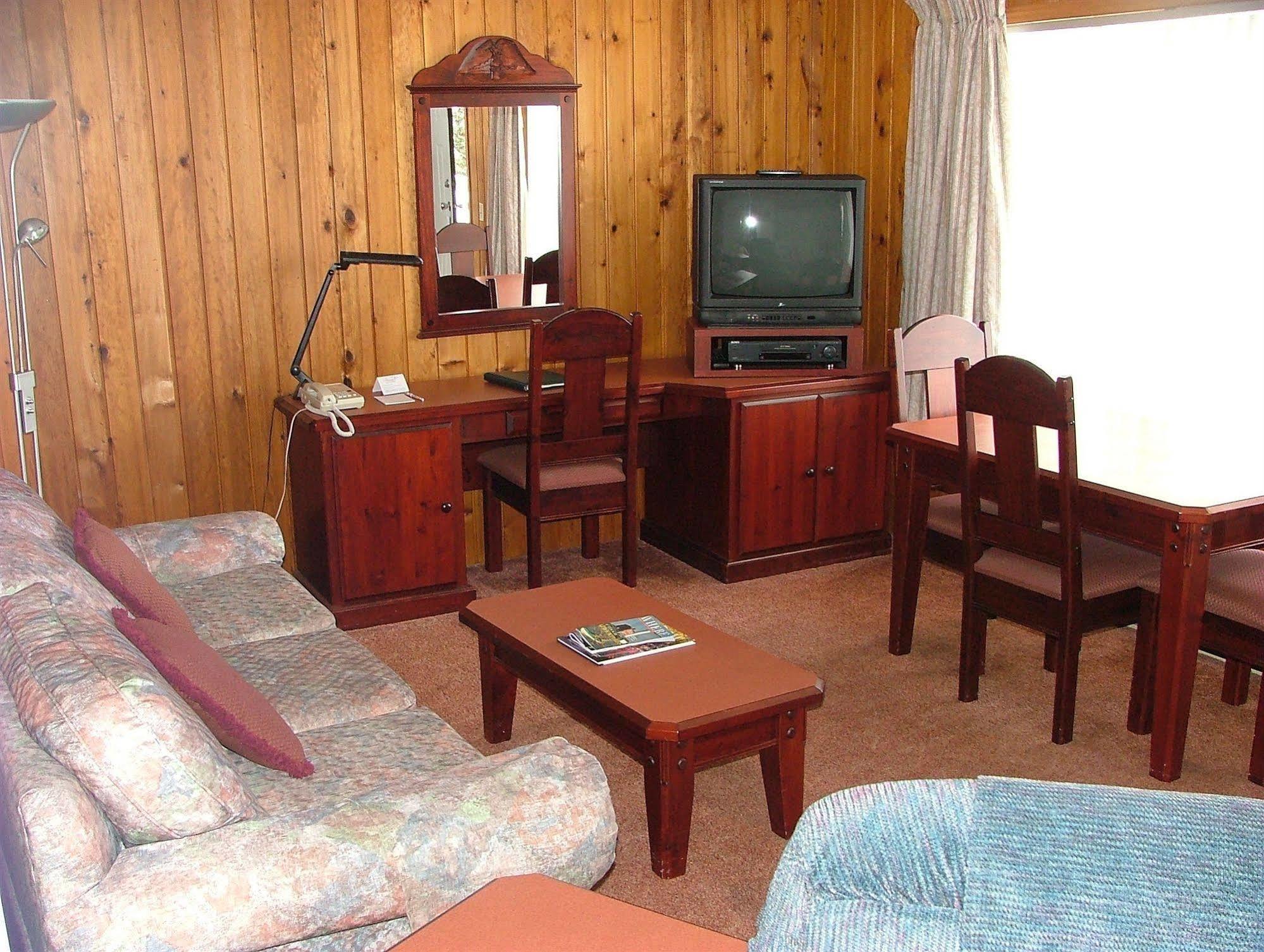 The Cedarwood Inn & Suites Sidney Exteriör bild