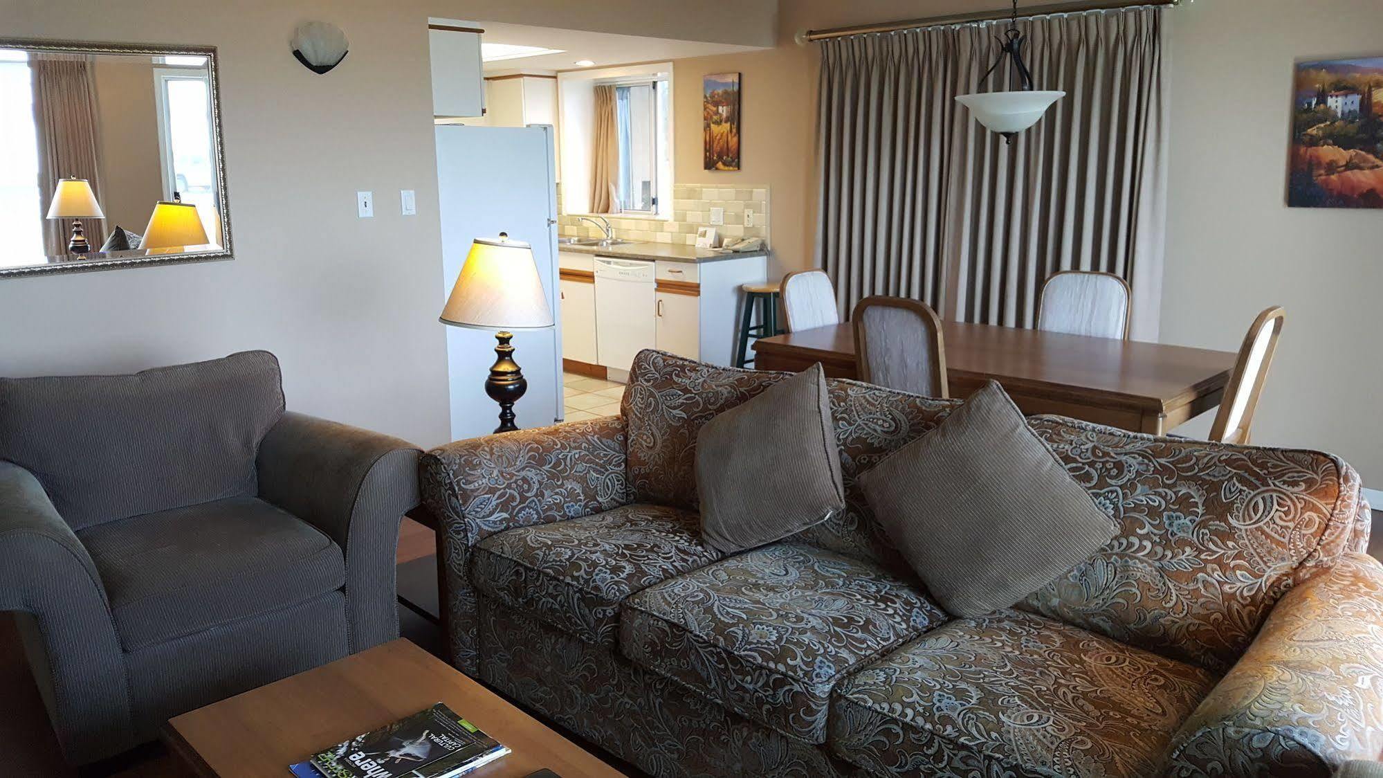The Cedarwood Inn & Suites Sidney Exteriör bild