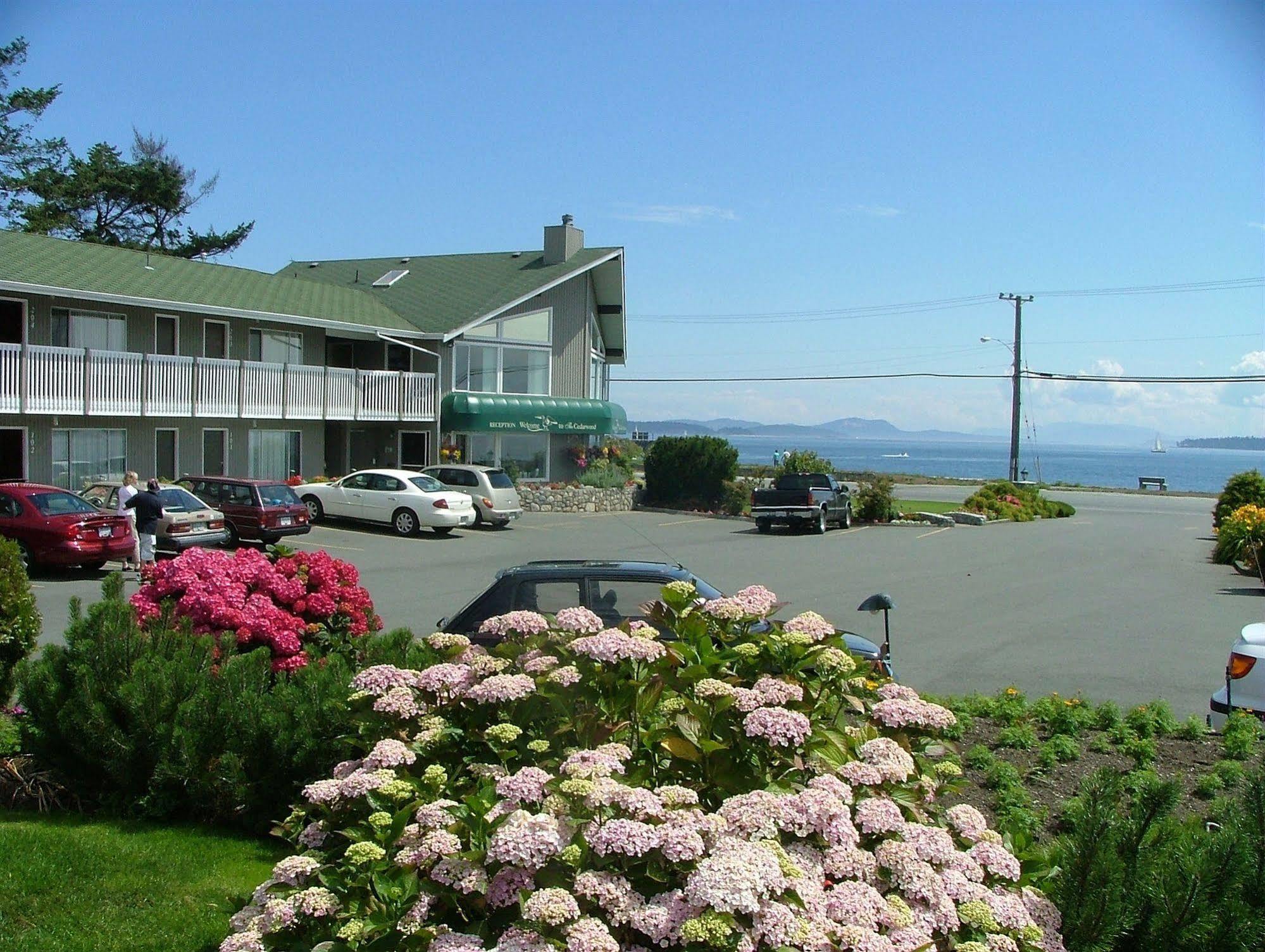 The Cedarwood Inn & Suites Sidney Exteriör bild