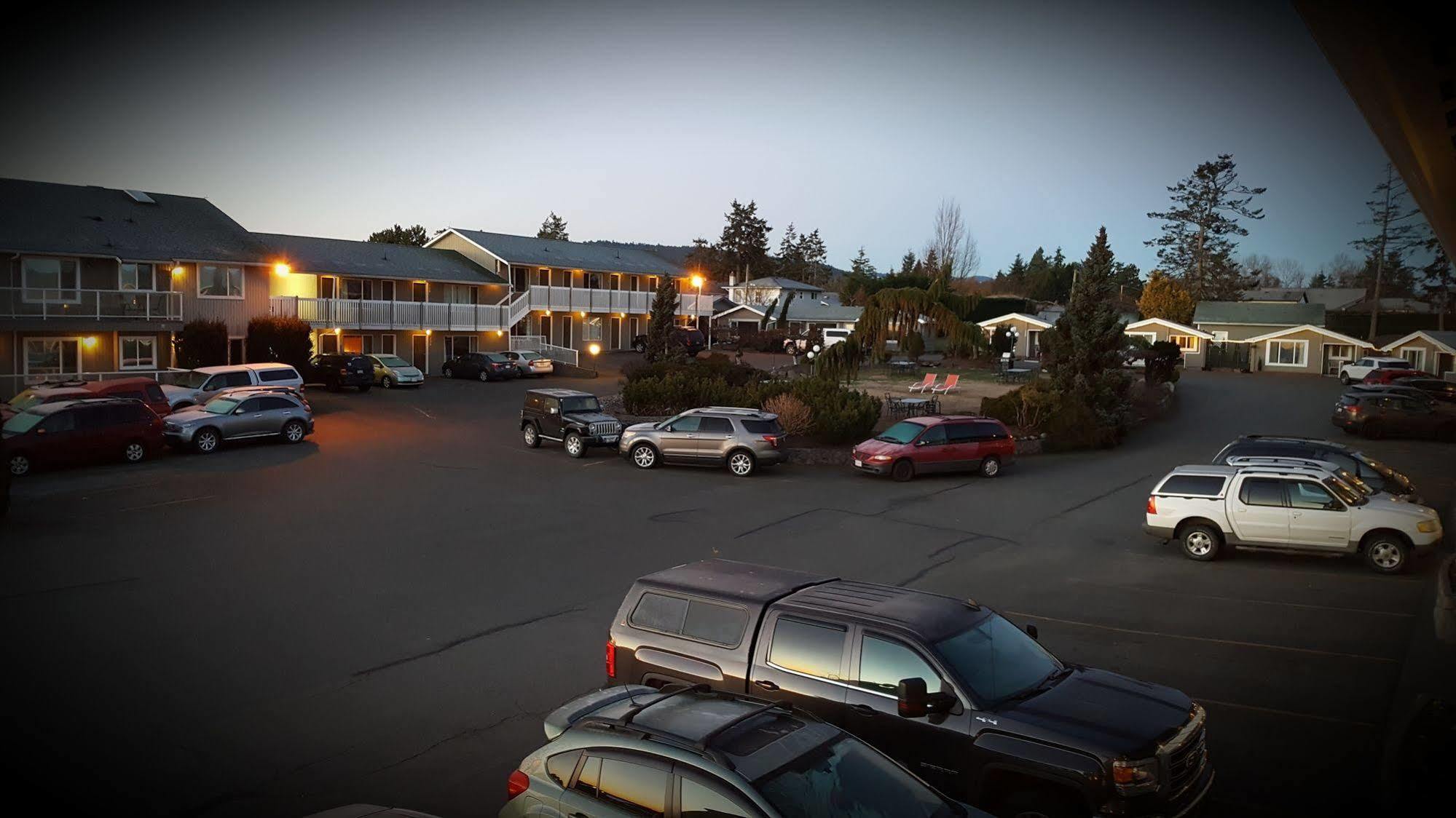 The Cedarwood Inn & Suites Sidney Exteriör bild