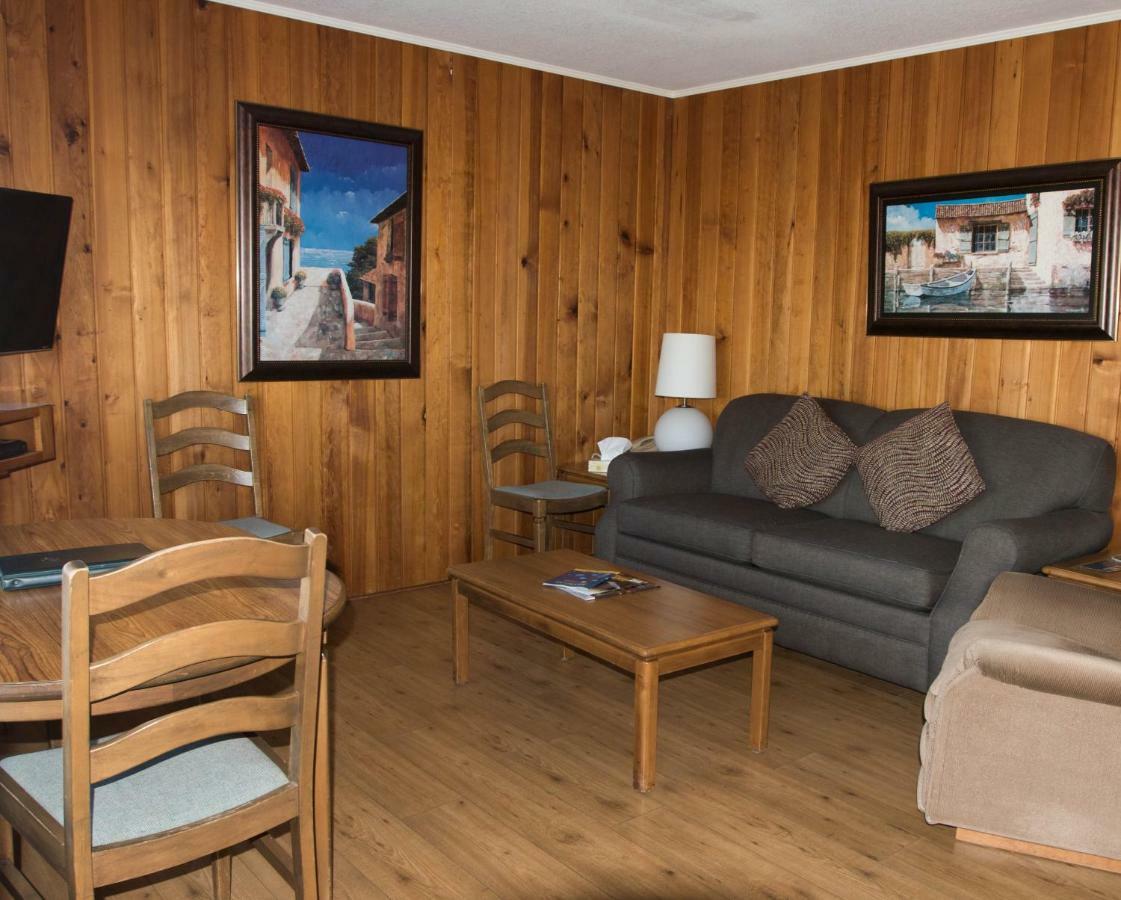 The Cedarwood Inn & Suites Sidney Exteriör bild