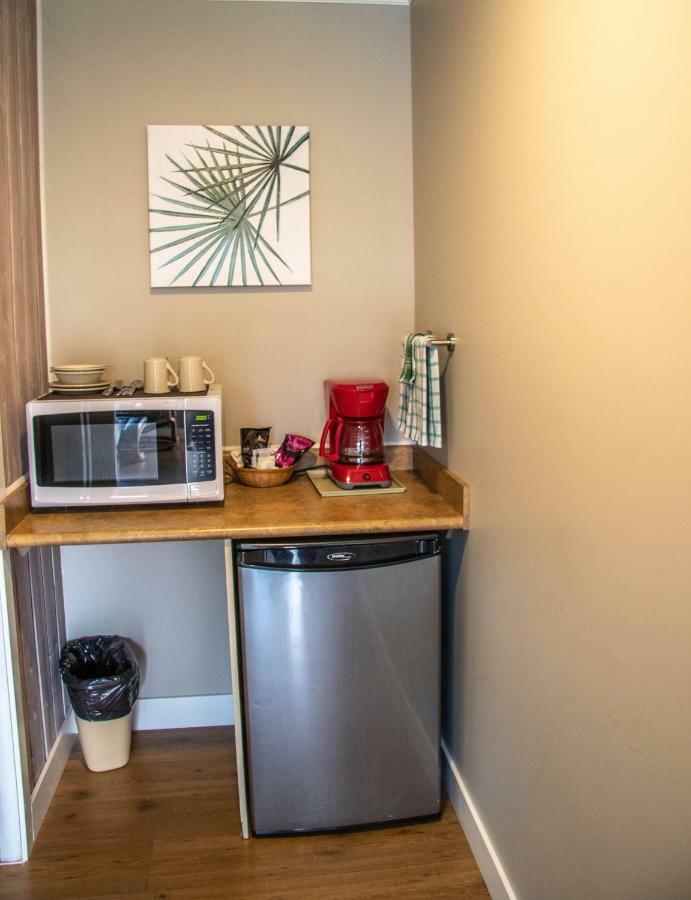 The Cedarwood Inn & Suites Sidney Exteriör bild