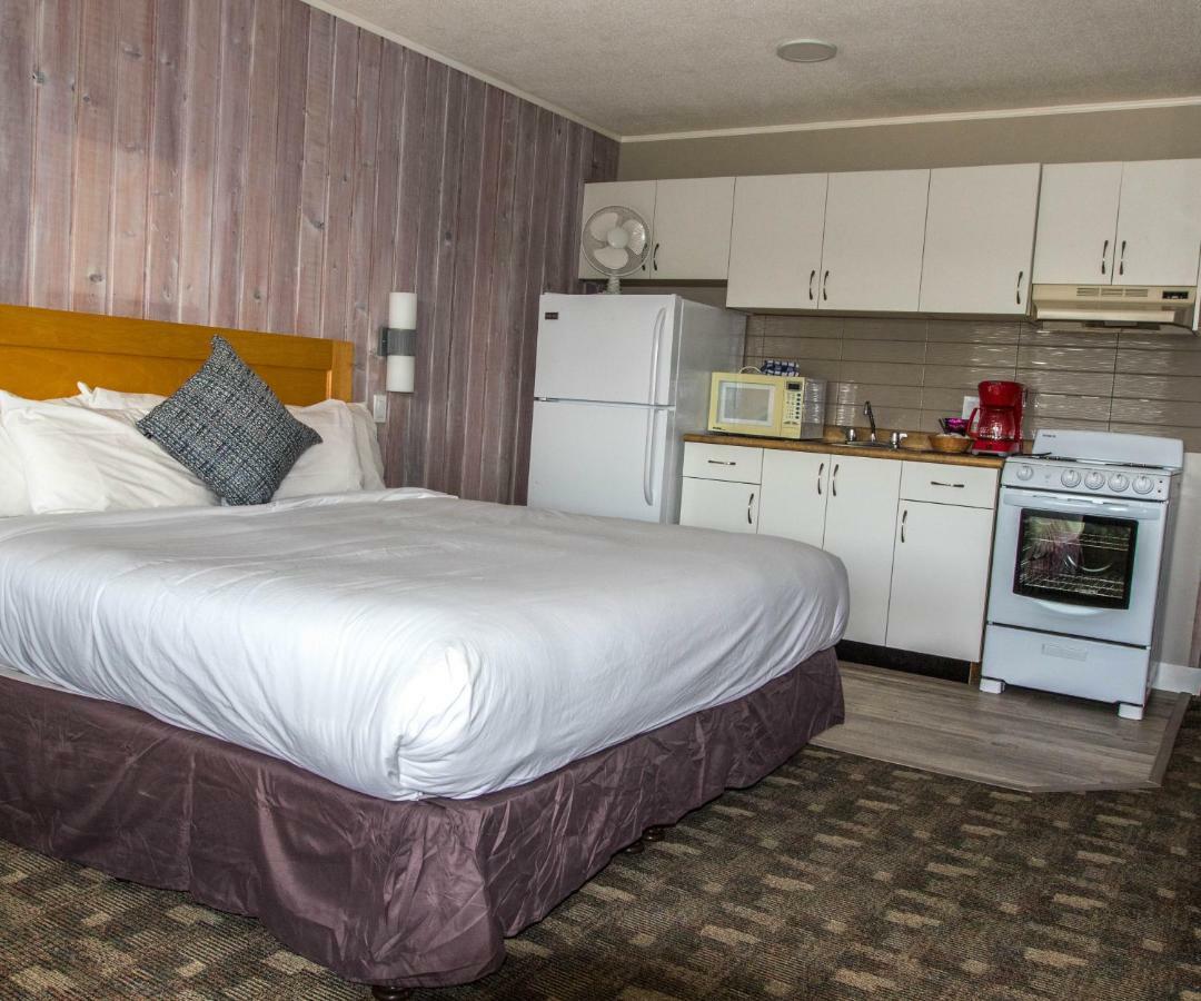 The Cedarwood Inn & Suites Sidney Exteriör bild