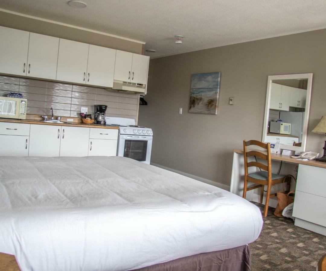 The Cedarwood Inn & Suites Sidney Exteriör bild